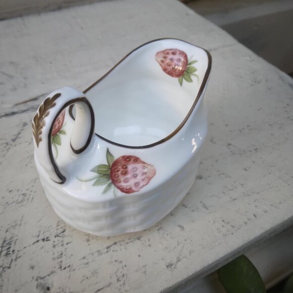 Adorable Vintage White Bone China Nantucket Strawberry/Butterfly Handled Porcela - Picture 10 of 13